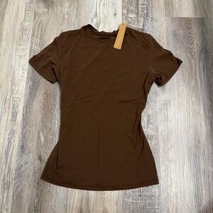 Skims fits everybody short sleeve tshirt cocoa brown size xsmall 
NEW WITH TAG